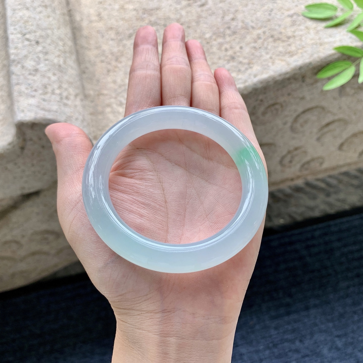 圆条53 54，圈口54.6/10/10.3，编码B2080653，冰糯飘绿，清透，水润，种老，细腻，内侧有絮线