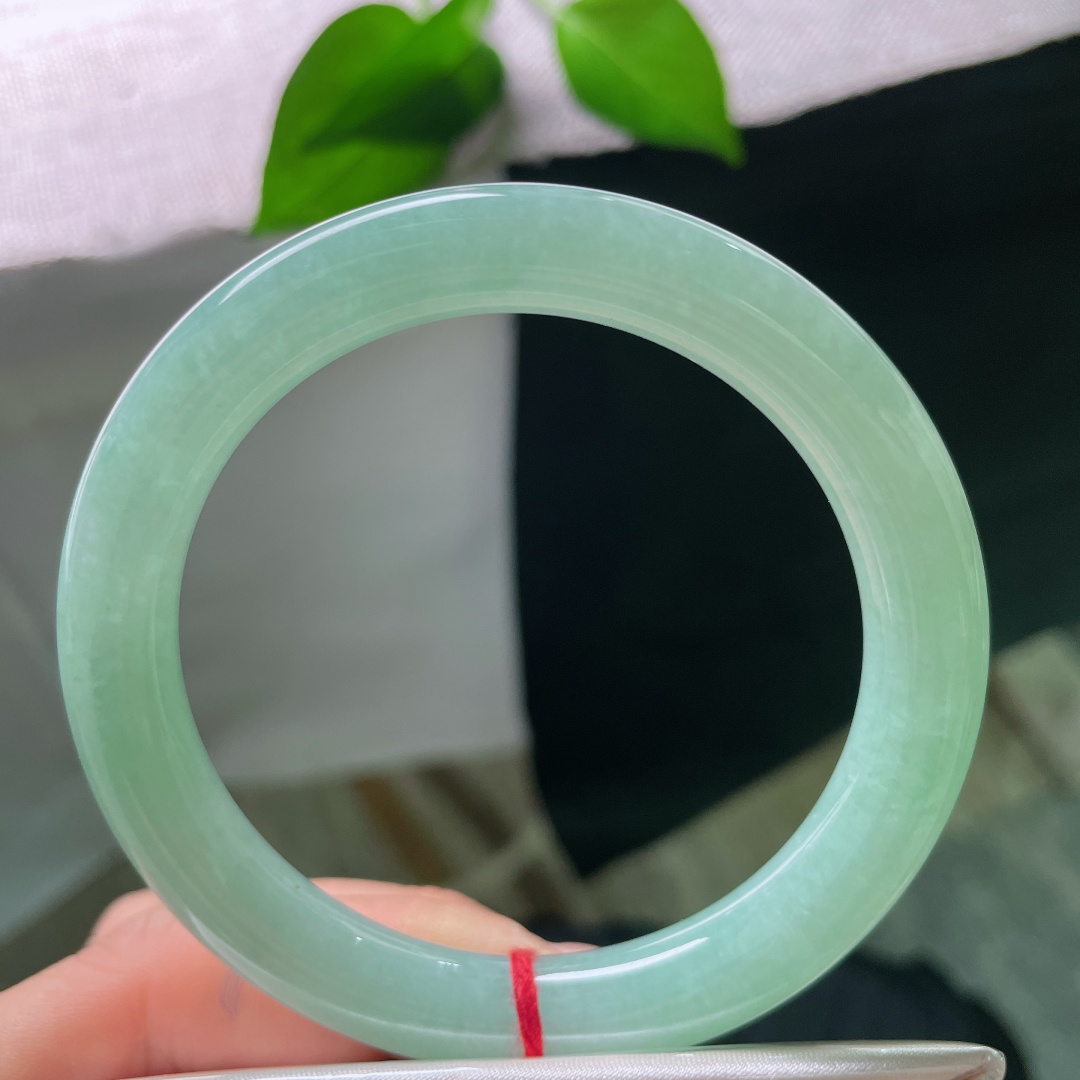 绿底圆条，无裂，浅绿匀染玉环，像一汪静谧温润的春水藏尽山间，自带清冷舒缓的气质，ss55987a
