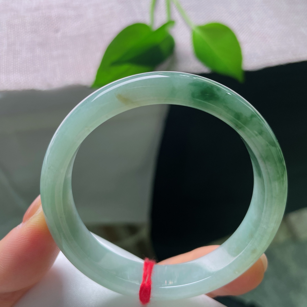 53.9/11.8/7.9，飘花正圈，无裂，浓郁墨绿飘花随性萦绕，宛如静水之中浮动的幽草，清冷含蓄，自带静谧悠远的山水氛围感。ss56042a