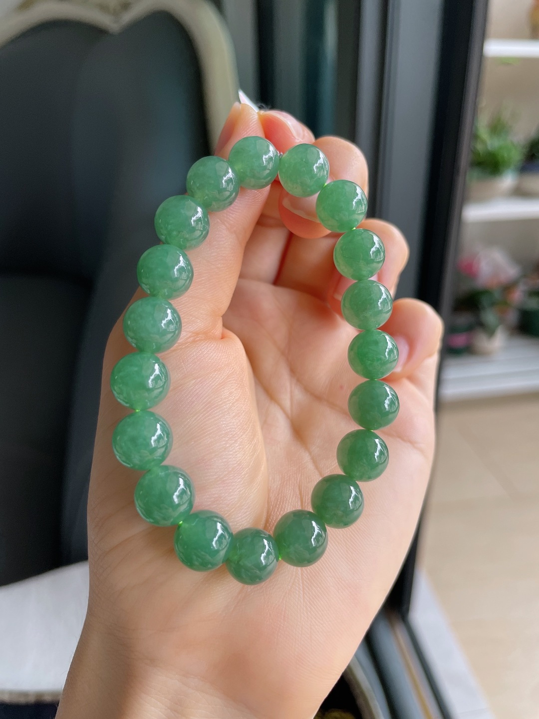 天然翡翠A货，冰满绿油绿手串，尺寸：9.8mm。【编4504，4505，4506】