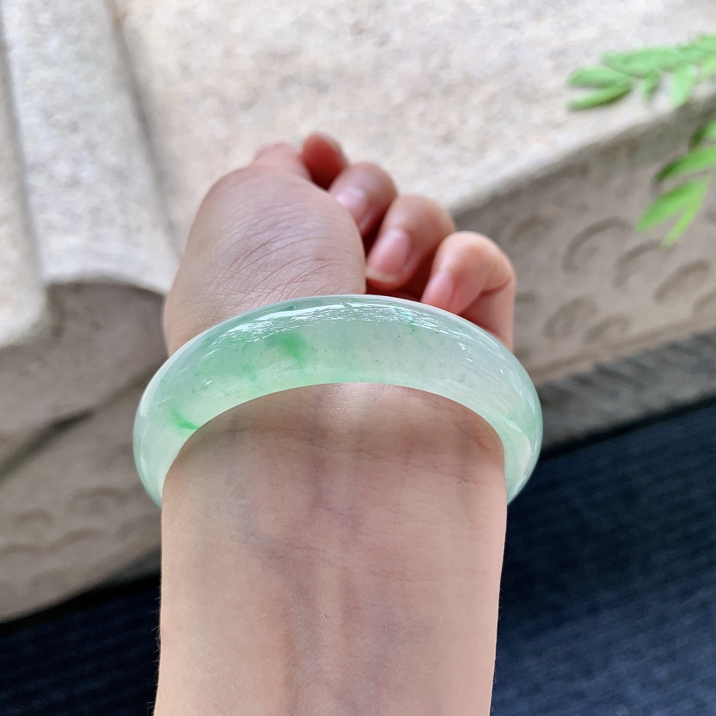 正圈51 52，圈口52.8/13.9/7，编码HT073021，描述冰糯飘绿，水润，种老，细腻，打灯有絮线