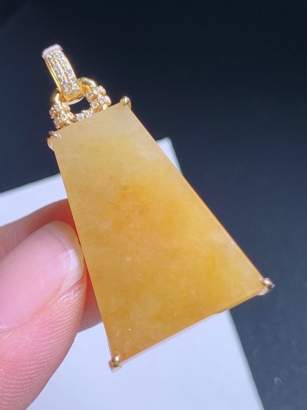 ️ 黄翡无事牌吊坠，色泽浓郁，玉质温润，简约大气