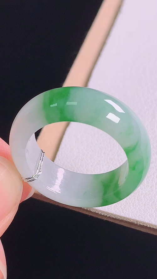 ️冰飘绿指环，无裂，尺寸:圈口17/18.3-7.3-3.5mm