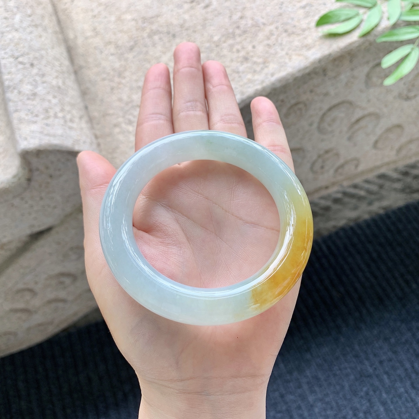 圆条55 56，圈口56.3/12/12，编码BA080279，描述细糯飘黄翡，水润，种老，细腻，无裂。