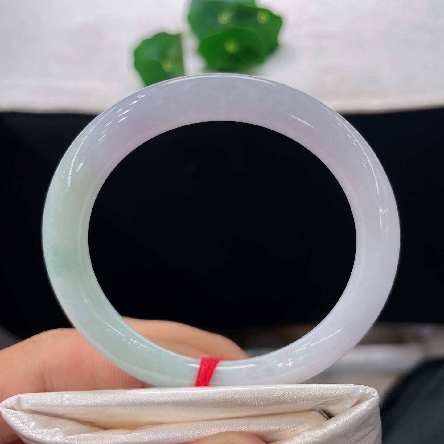 圈口52/7.5，淡春彩美人条，52/53正圈可戴，清浅绿意藏于温润玉底，不艳不烈，无裂。