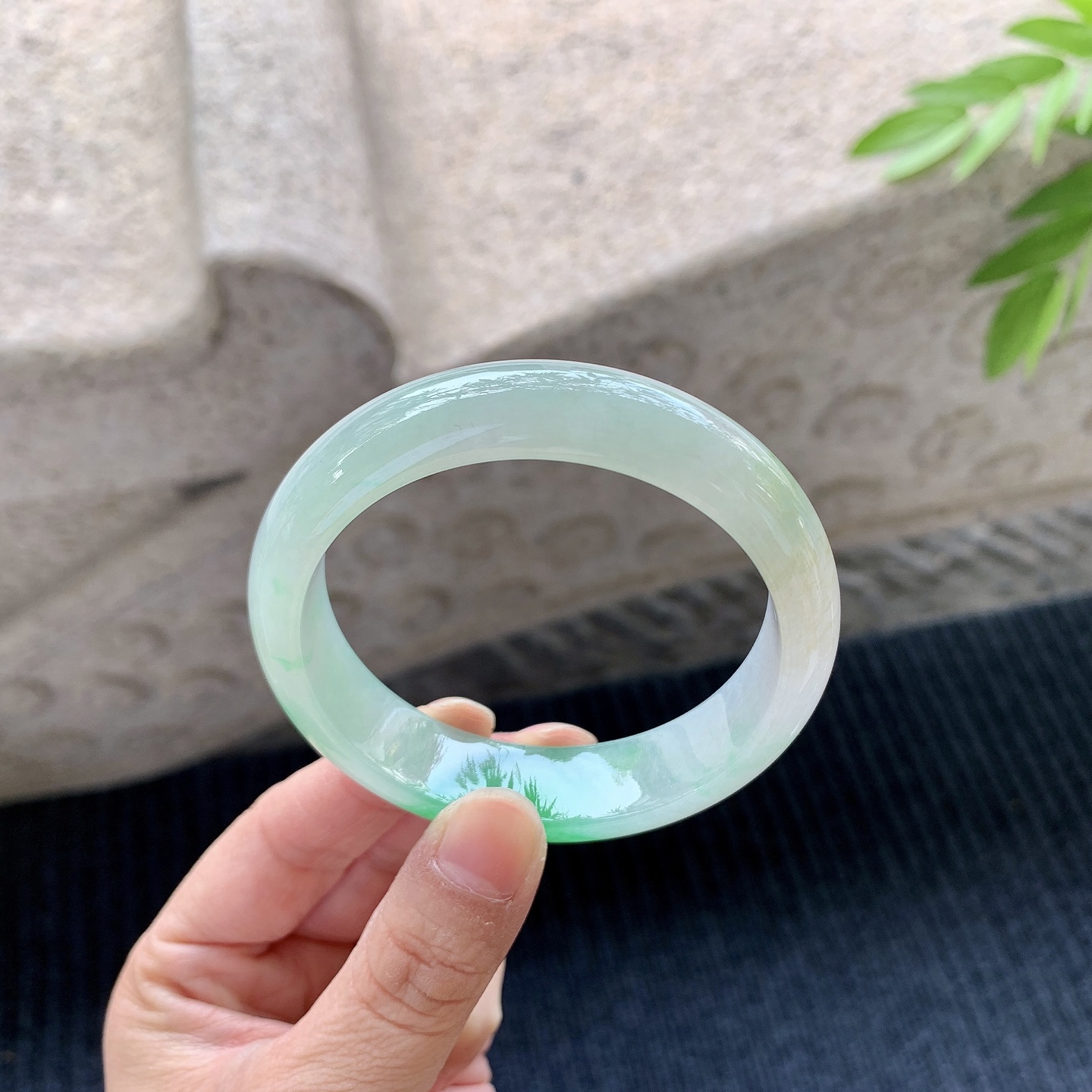 正圈53 54，圈口54.8/13.9/7.7，编码BA073163，描述冰糯飘阳绿，水润，种老，细腻，打灯有絮线