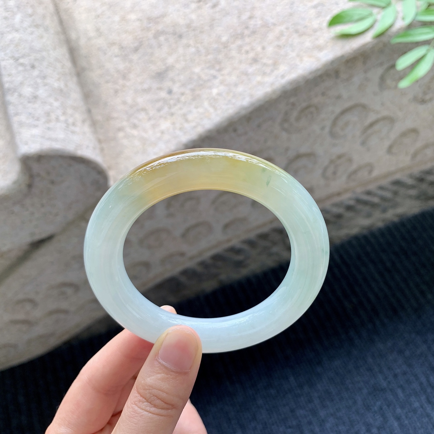 圆条55 56，圈口56.3/12/12，编码BA080279，描述细糯飘黄翡，水润，种老，细腻，无裂。