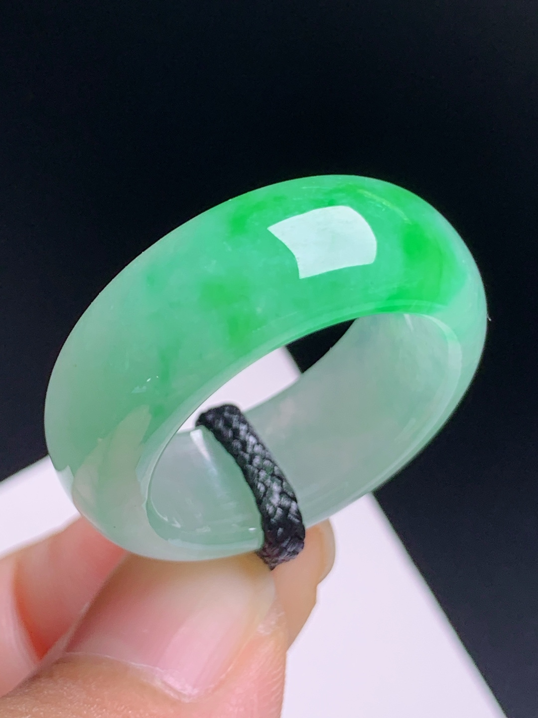 冰种绿指环扳指，翠色怡人，质地细润，简约显贵