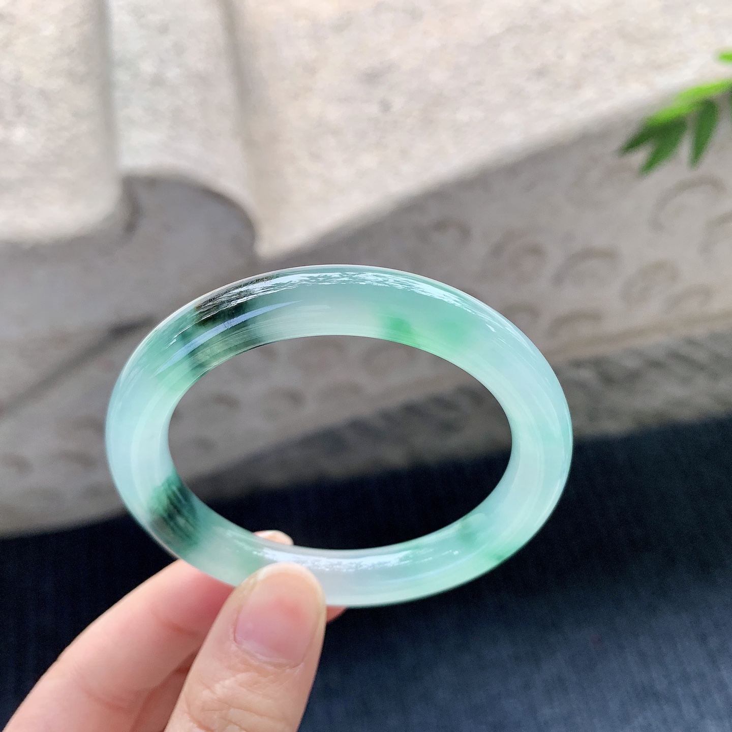 圆条49 50，圈口50.2/8.8/8.4，编码B2080287，冰种飘绿，清透，水润，种老，细腻，打灯有絮线