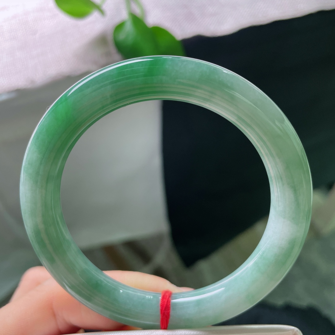 55.7/10.1，飘绿圆条，一点内纹，玉质莹润通透，色泽由浅至深缓缓晕染，自带沉静温润的氛围感，含