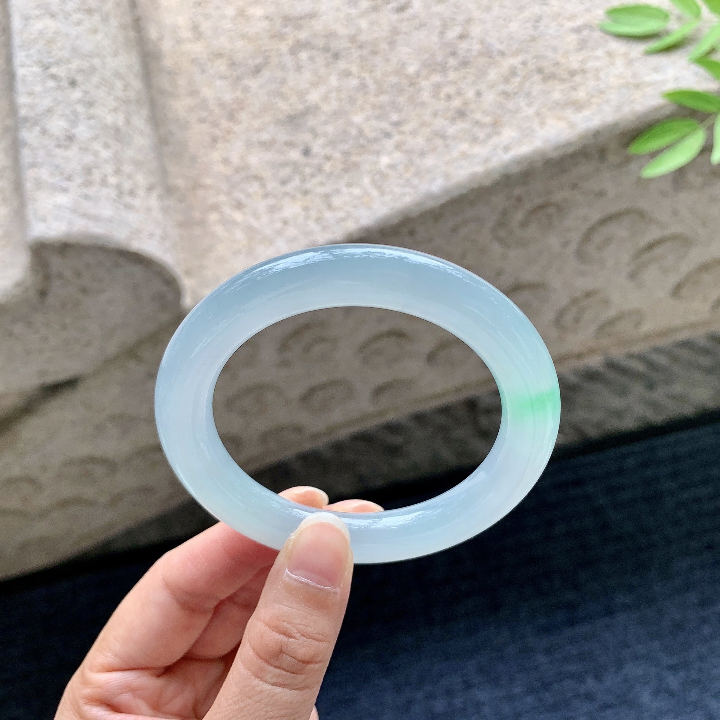 圆条53 54，圈口54.6/10/10.3，编码B2080653，冰糯飘绿，清透，水润，种老，细腻，内侧有絮线