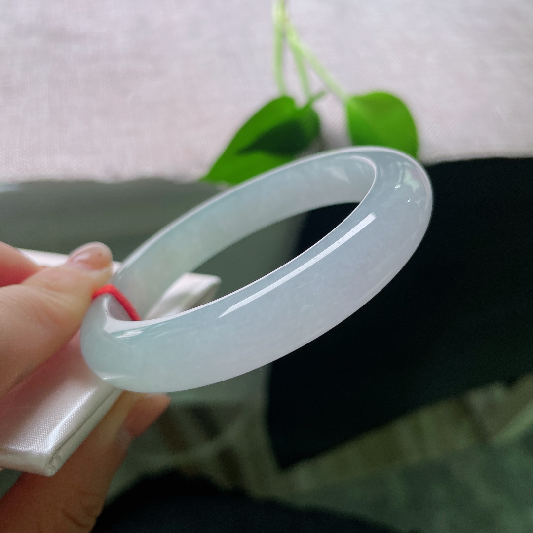 冰底正圈，冰晴水正圈手镯，种水通透，底色清润柔和，上手清爽显气质。ss56780a