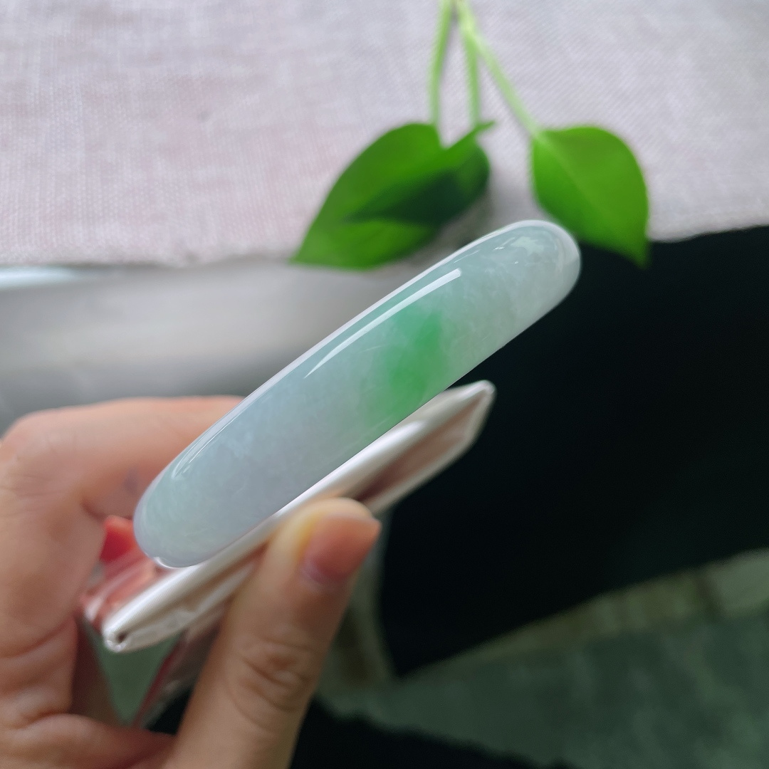白底青，皮纹，莹白底子干净柔和，一抹鲜亮的正阳绿俏落在镯身，绿色鲜活亮眼，白绿撞色干净清爽，气质清甜温婉，上手显白灵动。ss56077a
