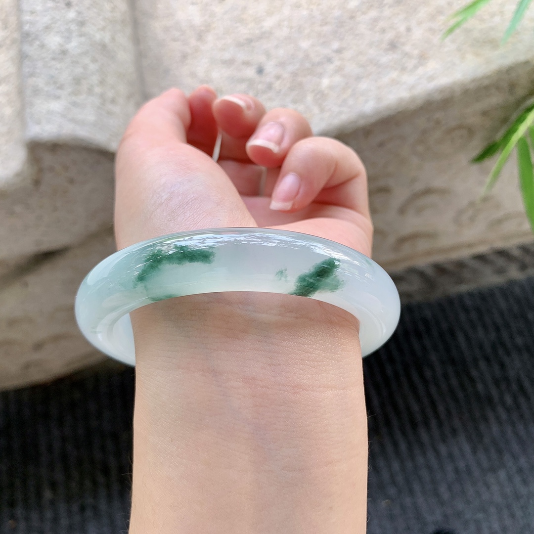 正圈58 59，圈口59.4/12.4/10.1，编码Q5080266，冰种飘花，清透，水润，种老，细腻，打灯有絮线