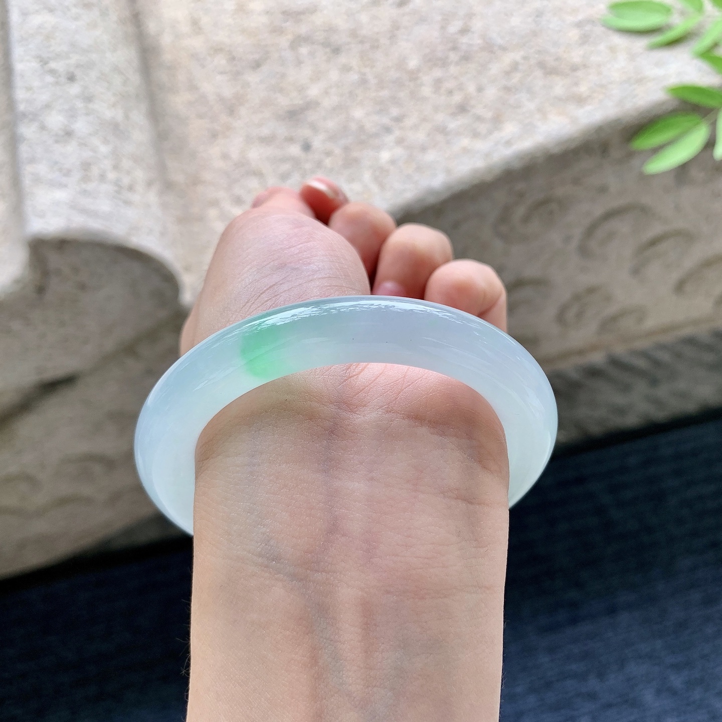 圆条53 54，圈口54.6/10/10.3，编码B2080653，冰糯飘绿，清透，水润，种老，细腻，内侧有絮线