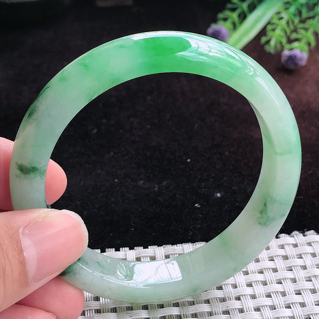实拍A货翡翠56/12.2/8老坑冰润起胶飘阳绿手镯宽边玉镯平安镯百搭