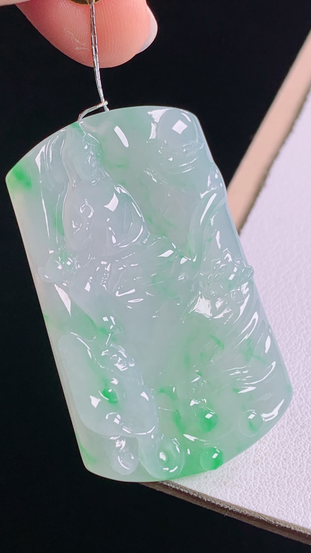 ️冰飘绿普贤菩萨，翠色灵动，冰润荧光，无裂，尺寸:47.9-29.6-5.7mm