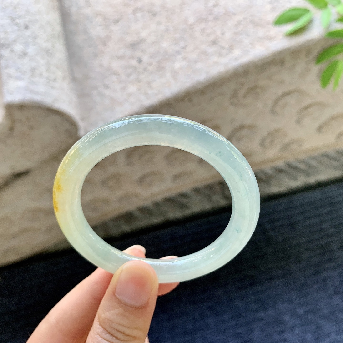 圆条49 50，圈口50.3/8.5/8.6，编码C5080923，冰糯黄翡，水润，种老，无裂。
