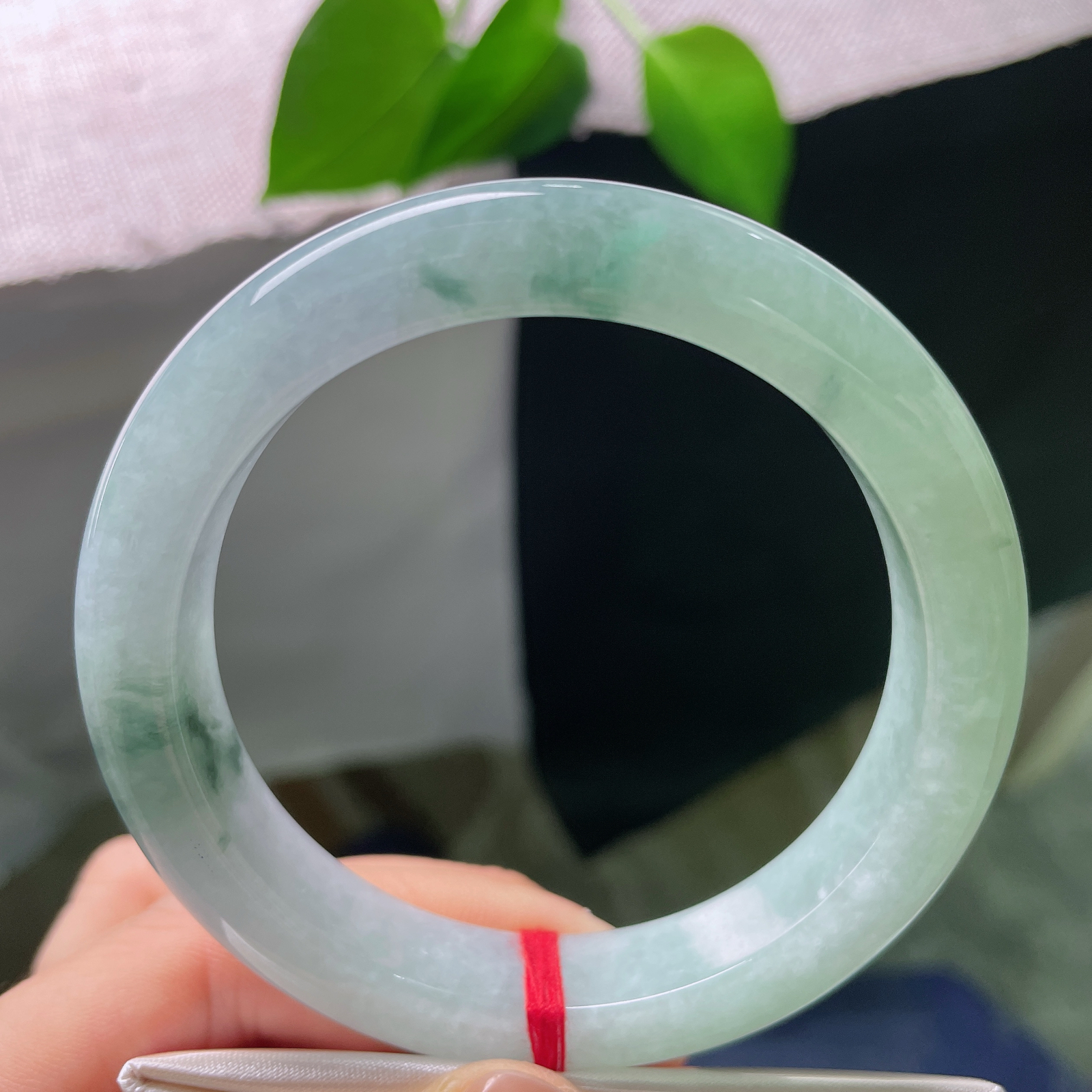 57.8/11.9/9.5，飘花正圈，皮纹，浓郁的墨绿飘花随性地萦绕镯壁，花色错落有致，好似远山云雾，清冷疏离，氛围感十足。ss56746a