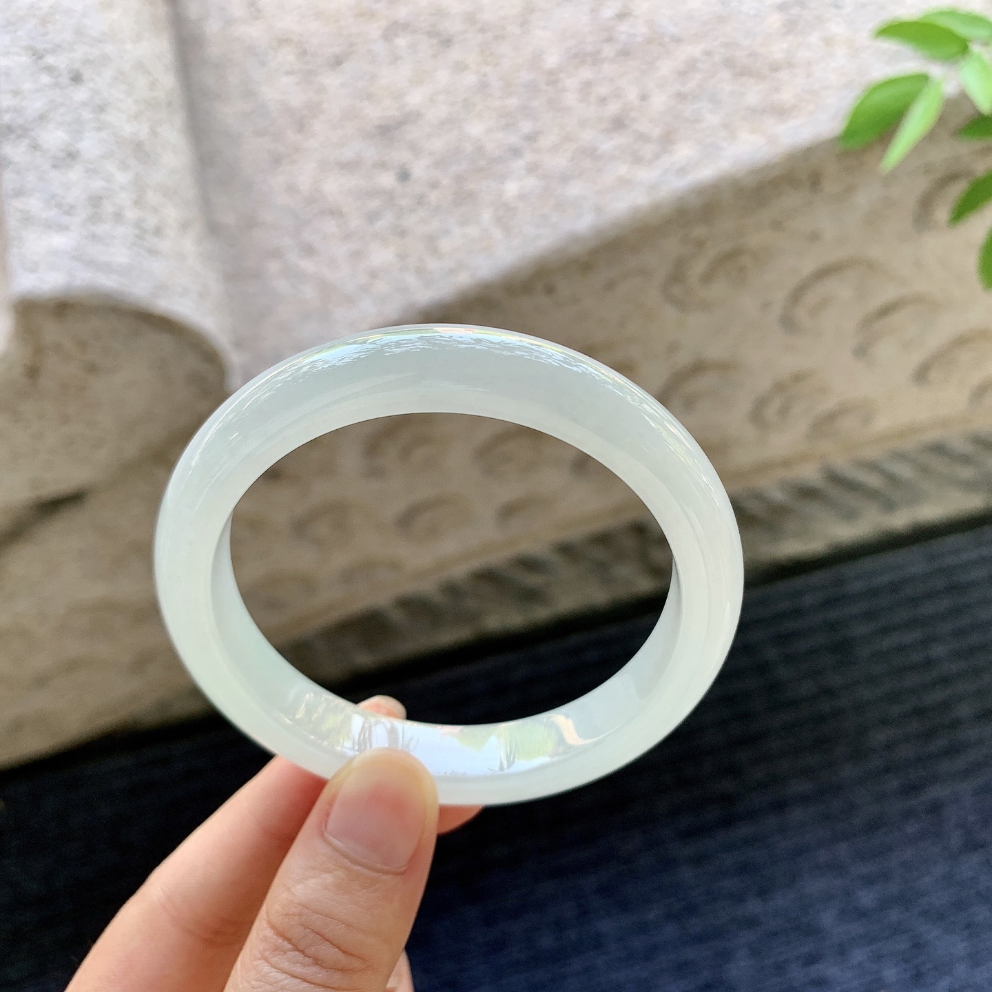 正圈55 56，圈口56.6/10.7/8，编码AD080917，糯冰白底，水润，种老，细腻，无裂。