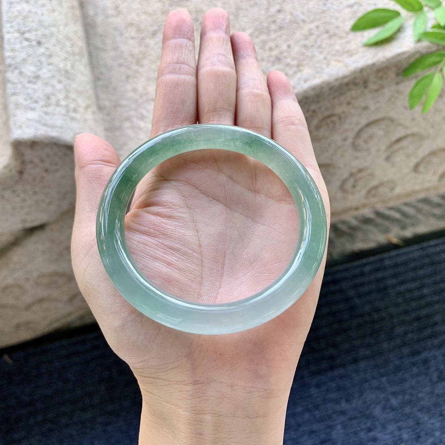 圆条56 57，圈口57.1/8.3/8.6，编码AD080906，糯冰飘绿，水润，种老，细腻，打灯