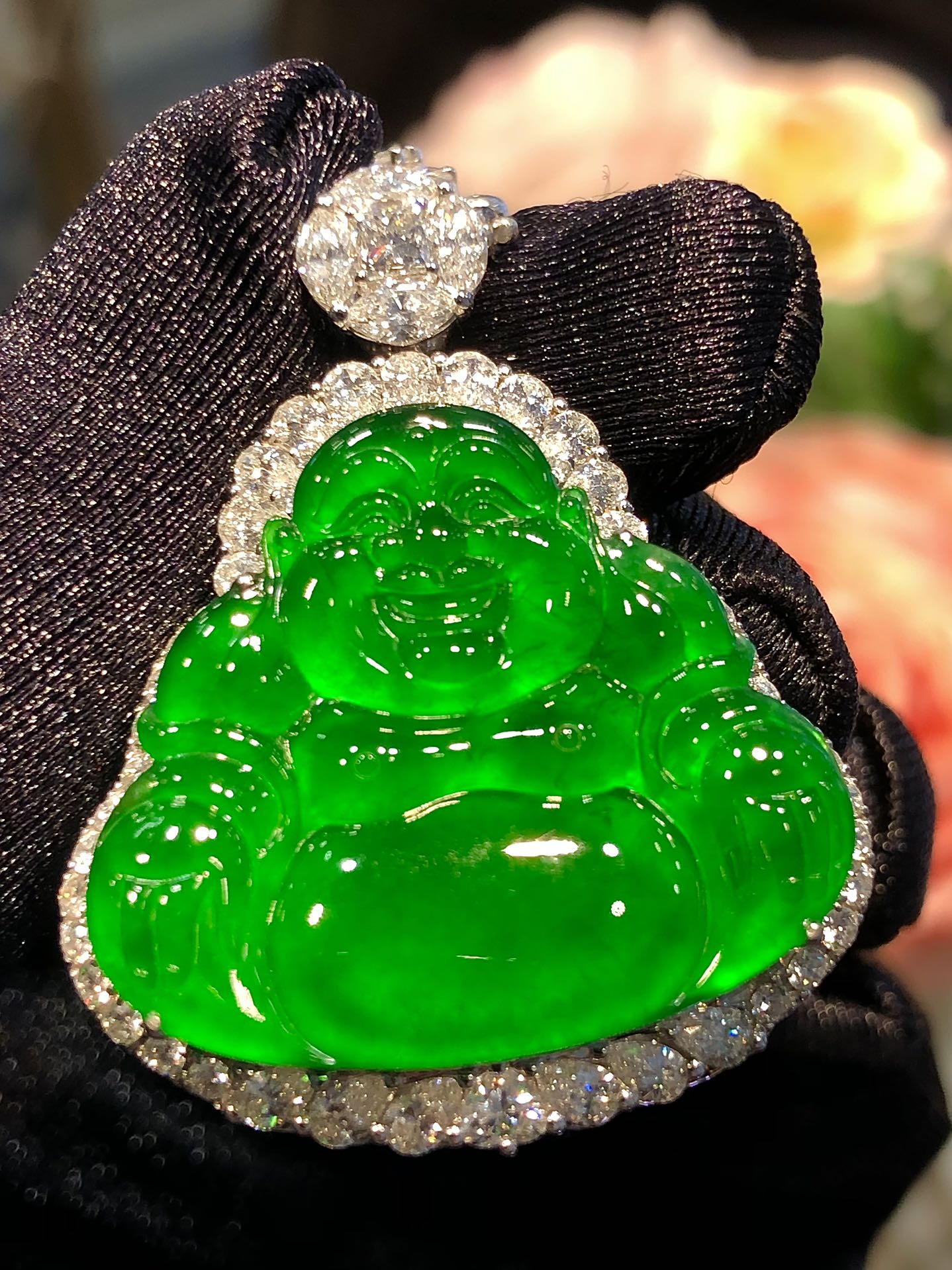 缅甸玻璃种帝王绿佛公吊坠 光感十足，尊贵的帝王绿，豪华的镶嵌，佩戴贵气优雅 整体37.5x29.8x11 裸石27x23.6x2.6