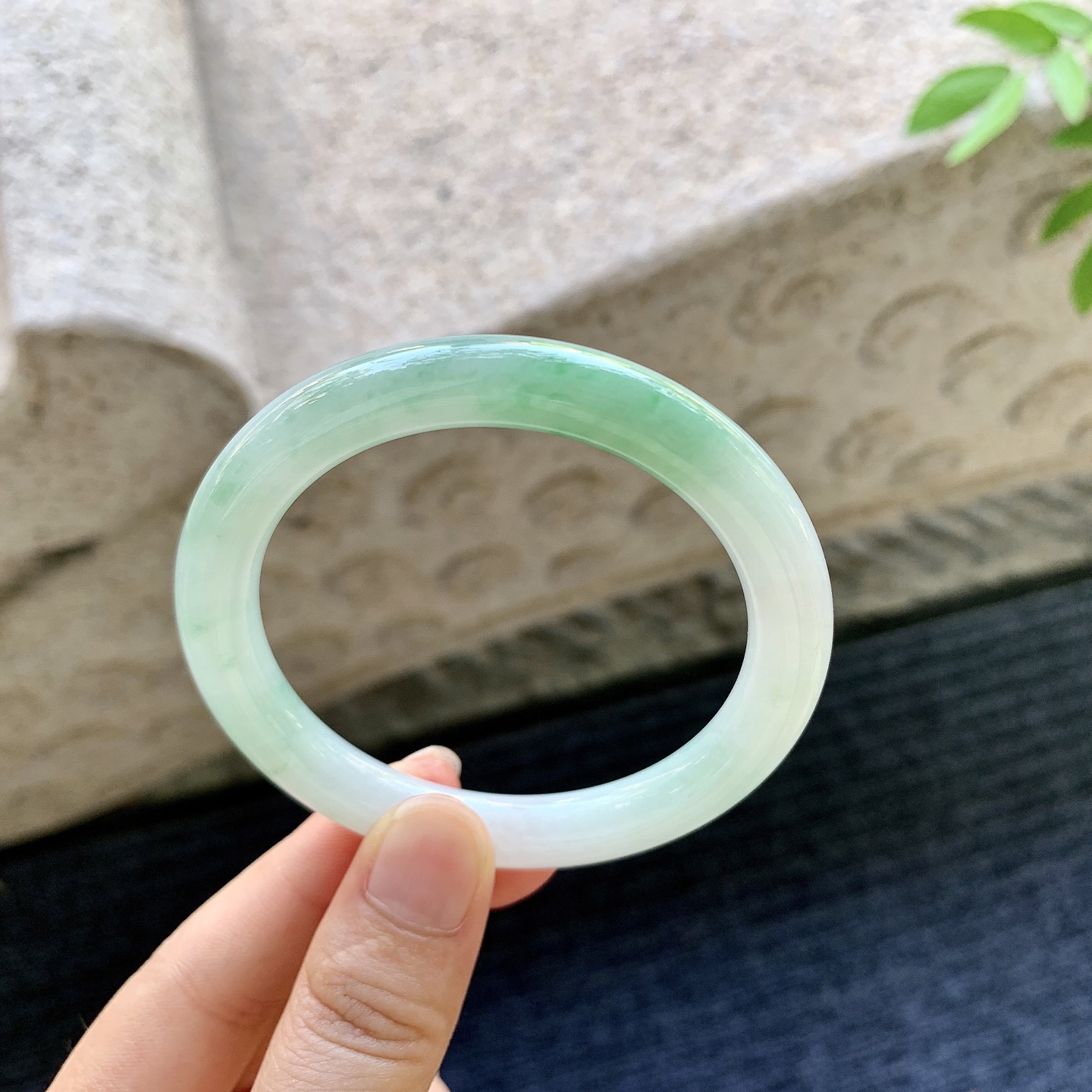 圆条52 53，圈口53.8/8.5/8.6，编码AD080902，细糯飘绿，水润，种老，细腻，无裂。