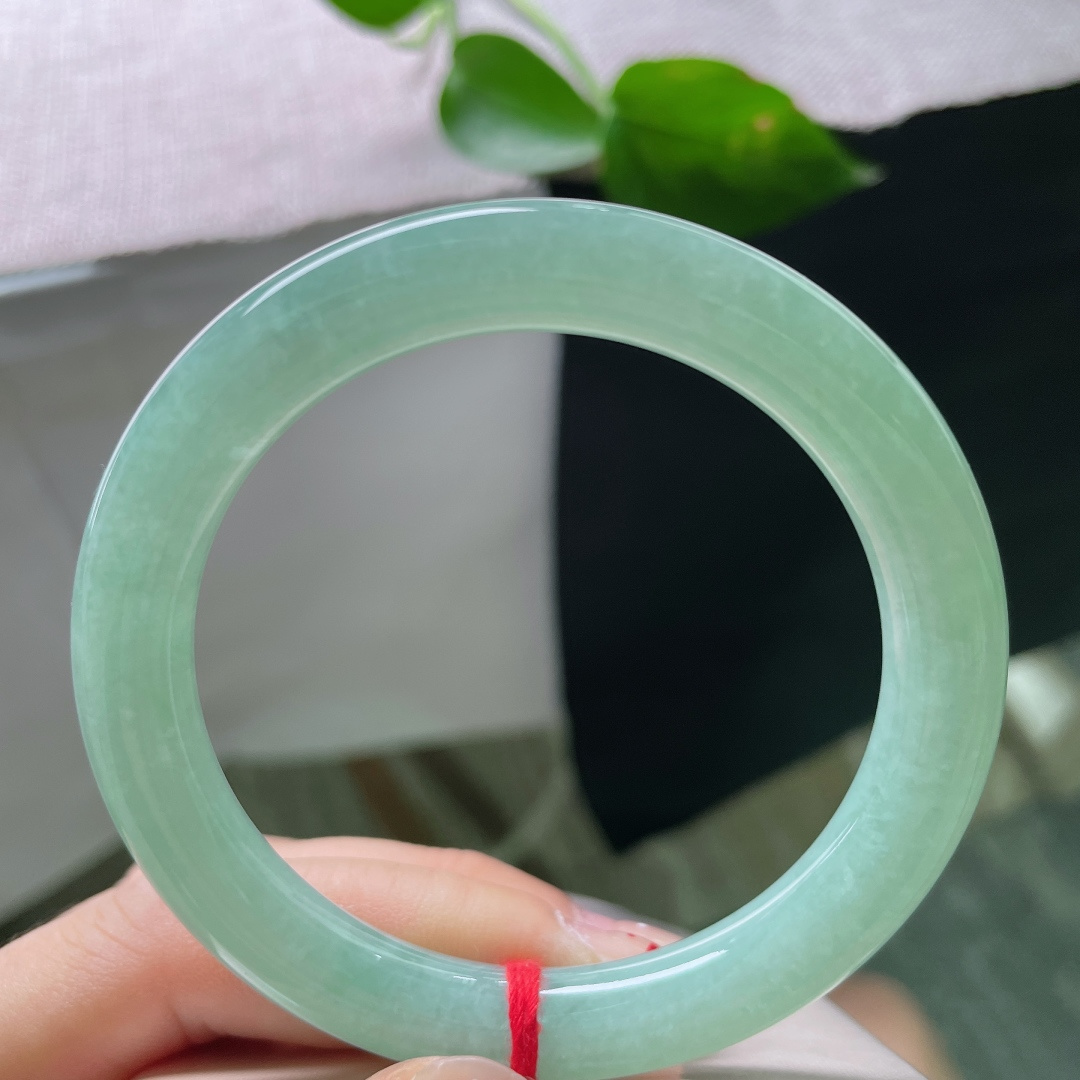 56.5/9.5，绿底圆条，颜色分布均匀，清爽自然，佩戴甜美，显气质，无裂，56872a