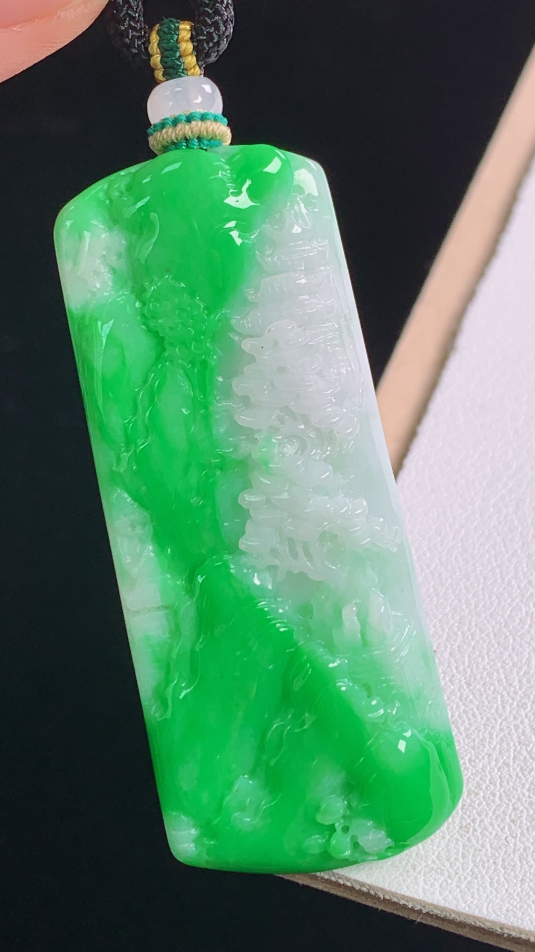 ️阳绿山水牌，色辣色艳，底子细腻，无裂，尺寸:54.5-23.0-7.2mm