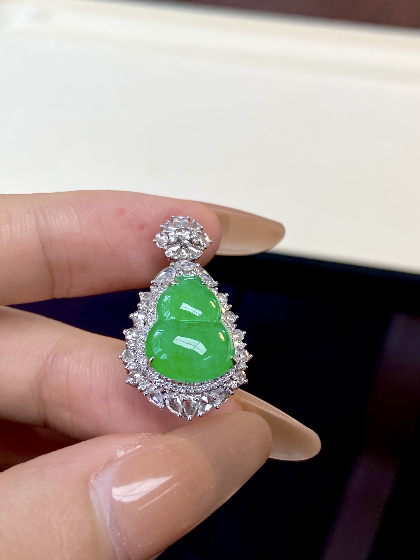 ️冰种阳绿葫芦吊坠，葫芦真的是经久不衰的经典，圆嘟嘟的形状也是人见人爱，福禄双全：28.4-17.