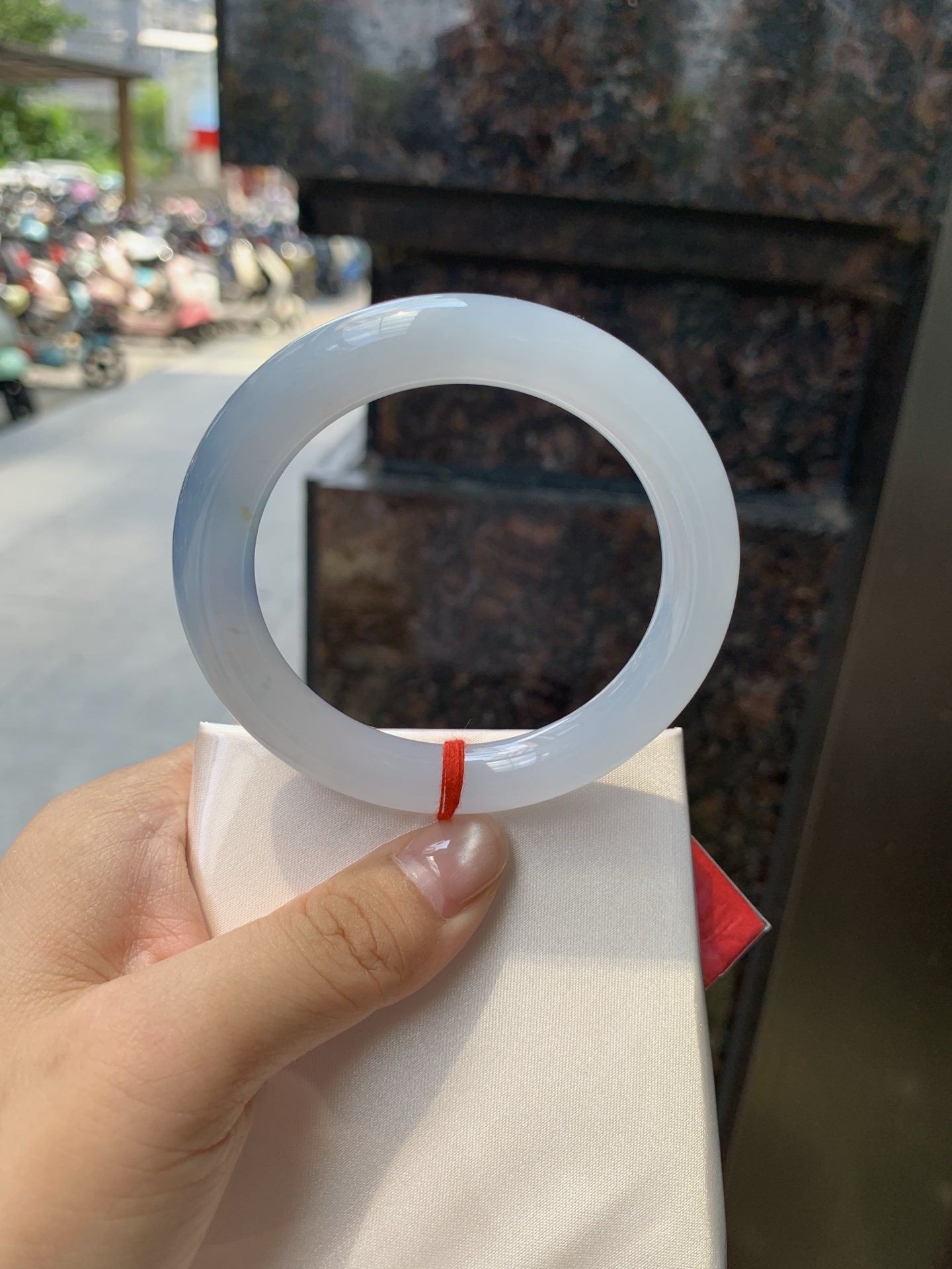 冰蓝紫圆条，打灯棉纹，底妆冰胶润，色泽饱满，飘一抹蓝紫色优雅。