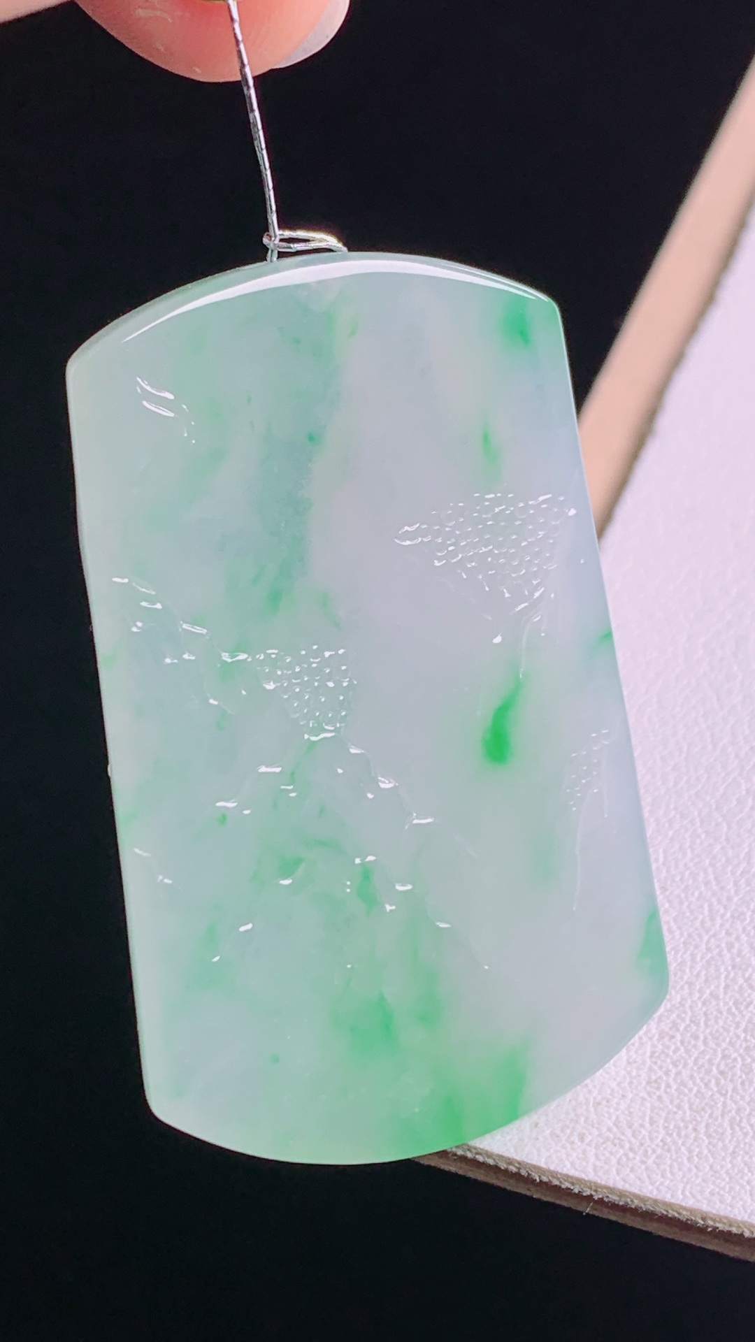 ️冰飘绿普贤菩萨，翠色灵动，冰润荧光，无裂，尺寸:47.9-29.6-5.7mm