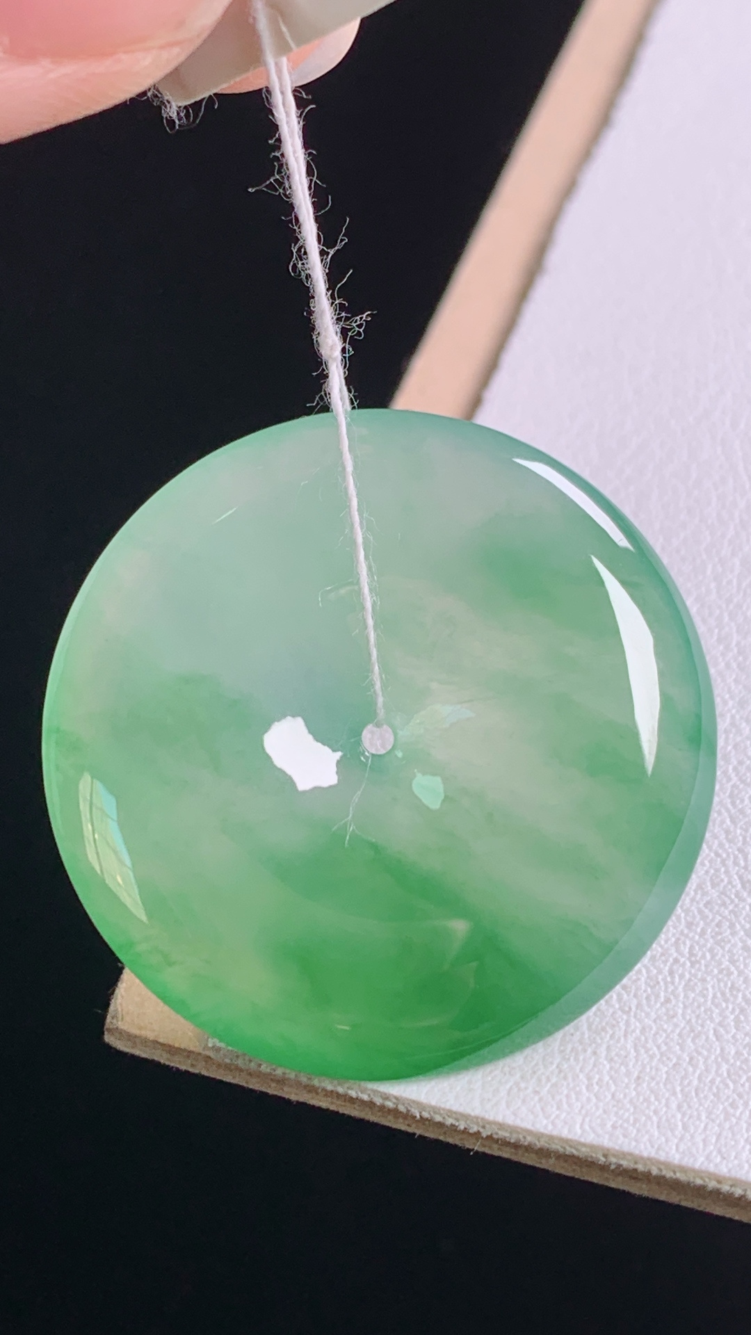 ️冰飘绿平安扣，翠色灵动，清爽细腻，无裂，尺寸:32.7-5.6mm