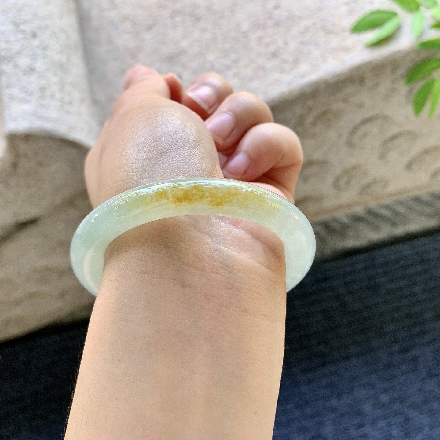 圆条49 50，圈口50.3/8.5/8.6，编码C5080923，冰糯黄翡，水润，种老，无裂。