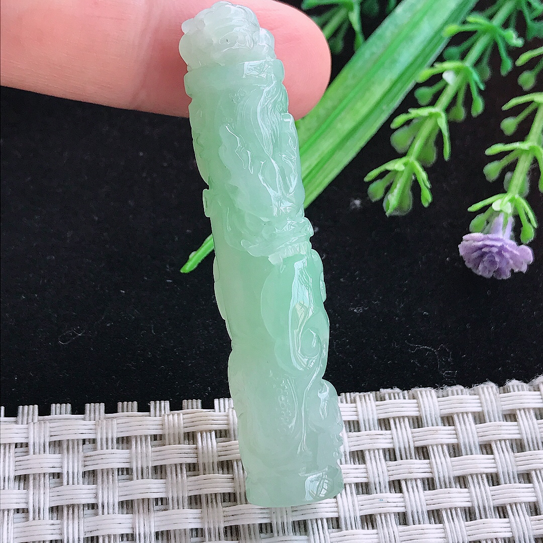 实拍A货翡翠58/13.5/11老坑冰润起胶甜绿色龙柱吊坠翡翠玉挂件