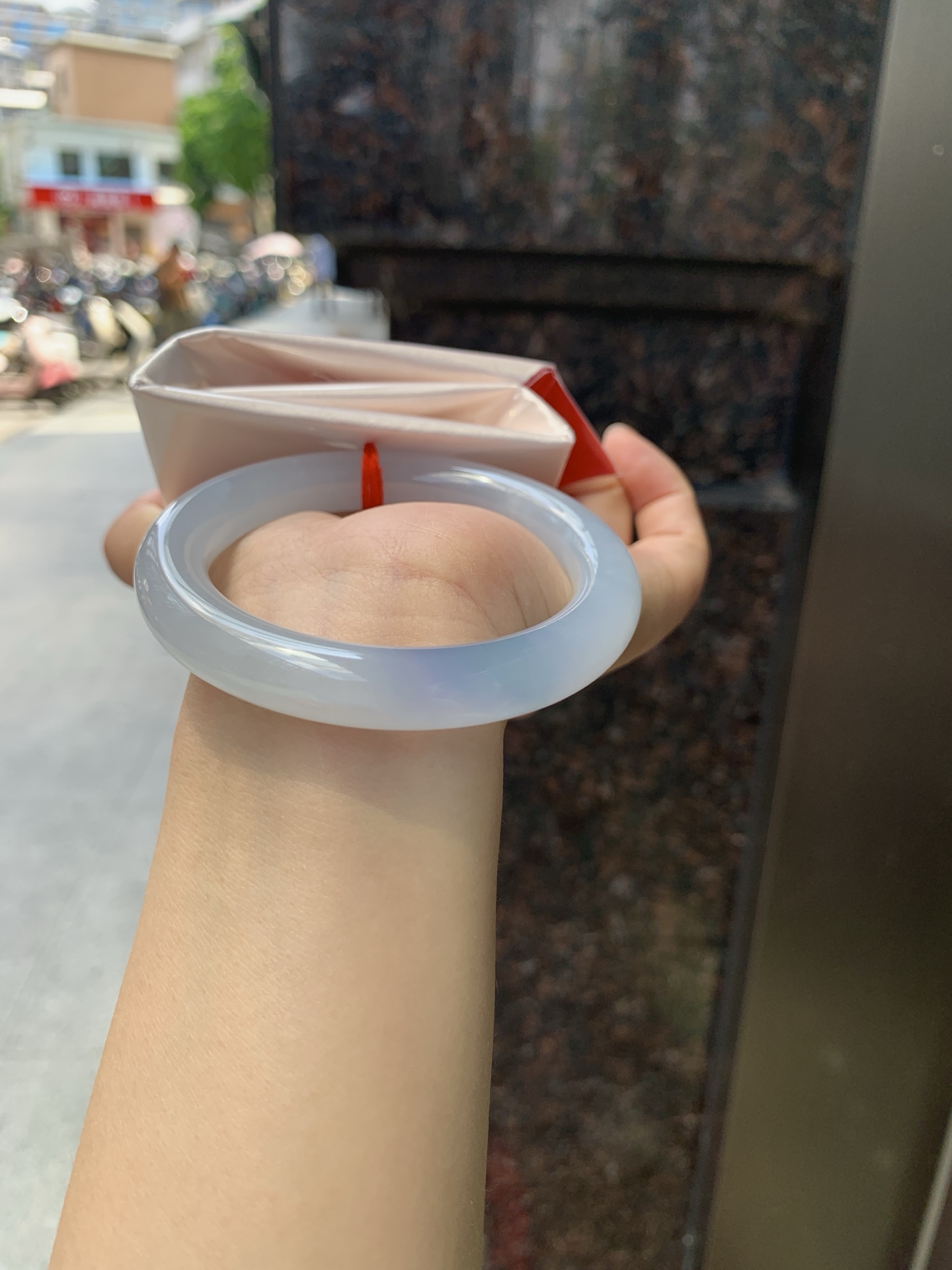 冰蓝紫圆条，打灯棉纹，底妆冰胶润，色泽饱满，飘一抹蓝紫色优雅。