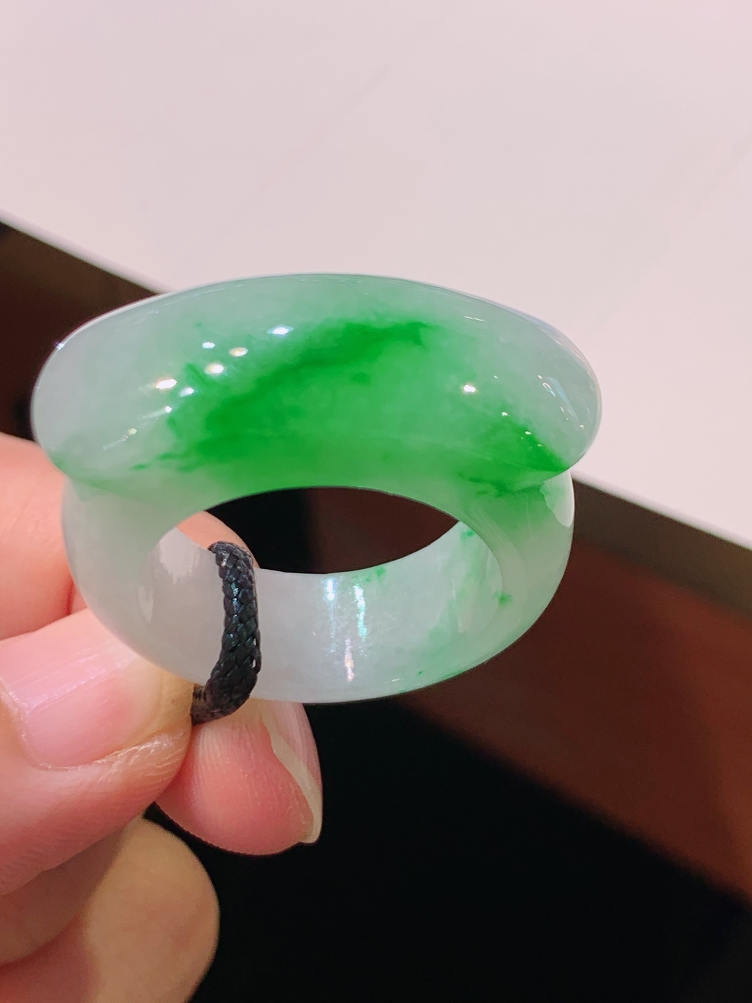 冰种绿马鞍戒圈，翠色灵动，莹润透亮，简约显贵 裸石30.3-10.8-7.3 圈口24 080505