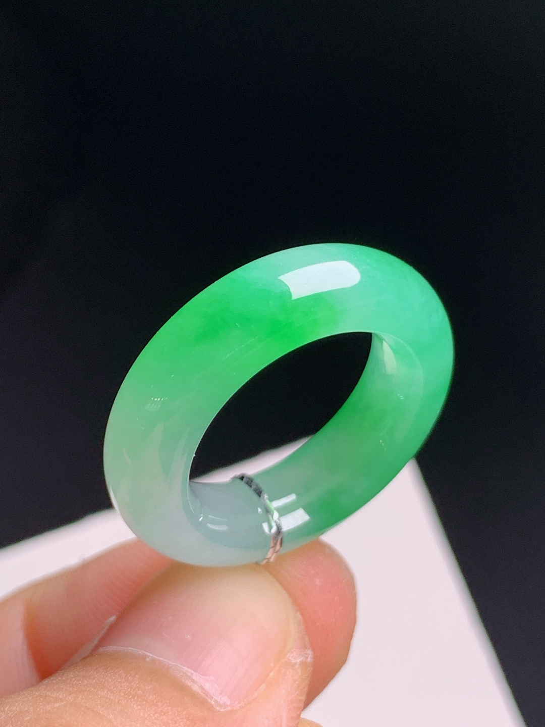冰种绿指环，翠色清新，胶感满满，简约显贵