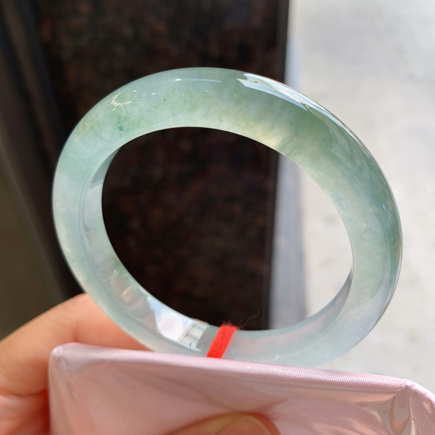 正圈冰黄翡飘花 表皮微瑕疵 尺寸：52.6/9.8/8.2 起荧光