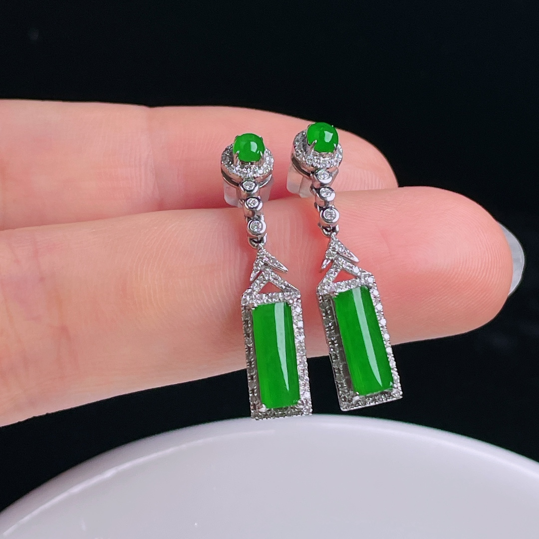 ️辣绿耳坠，老种起光，细底通透，尺寸：29.2裸石11/4.4/2.6mm0808