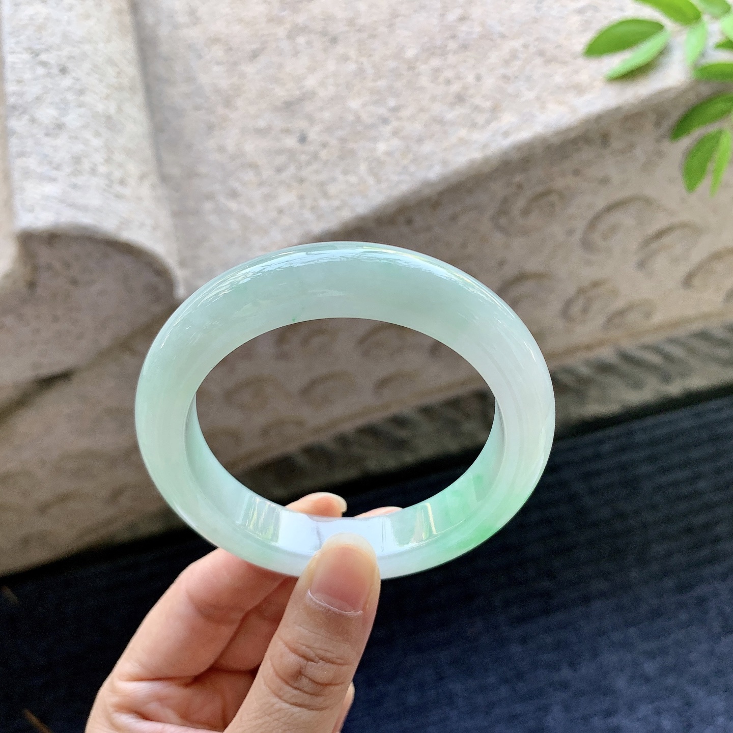 正圈55 56，圈口56.3/12.3/9.7，编码GL080938，糯冰飘绿，水润，种老，细腻，打灯有棉线