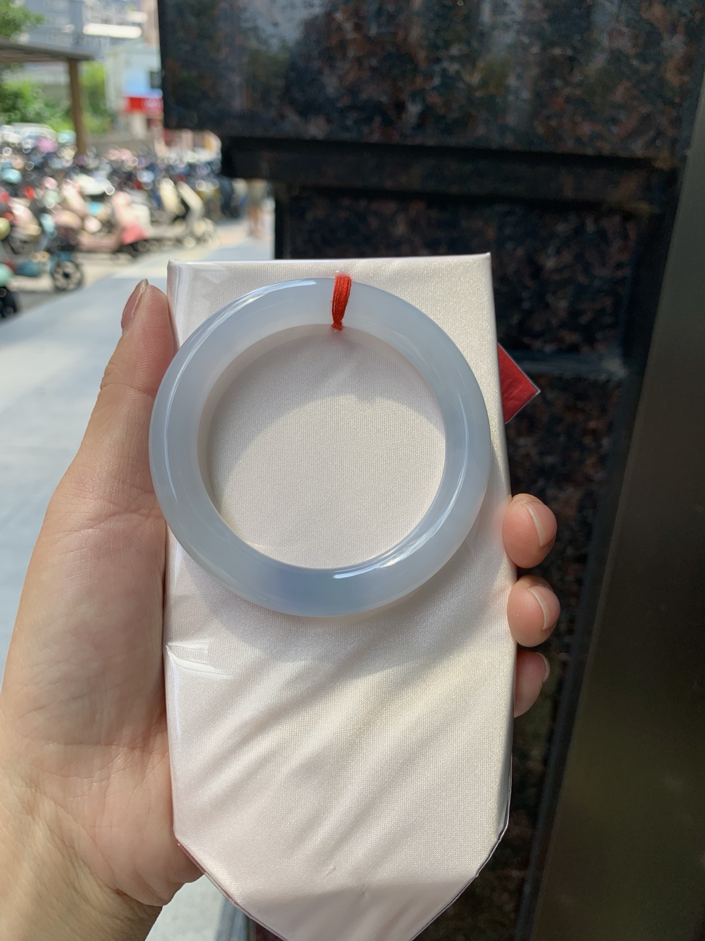 冰蓝紫圆条，打灯棉纹，底妆冰胶润，色泽饱满，飘一抹蓝紫色优雅。