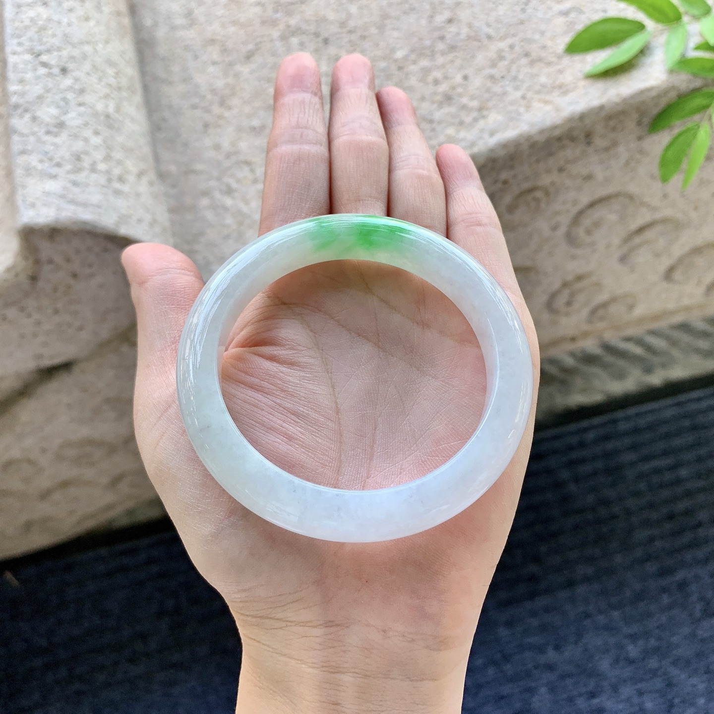正圈55 56，圈口56.6/10.2/8.6，编码AD080910，描述细糯飘绿，水润，种老，细腻，打灯有棉线