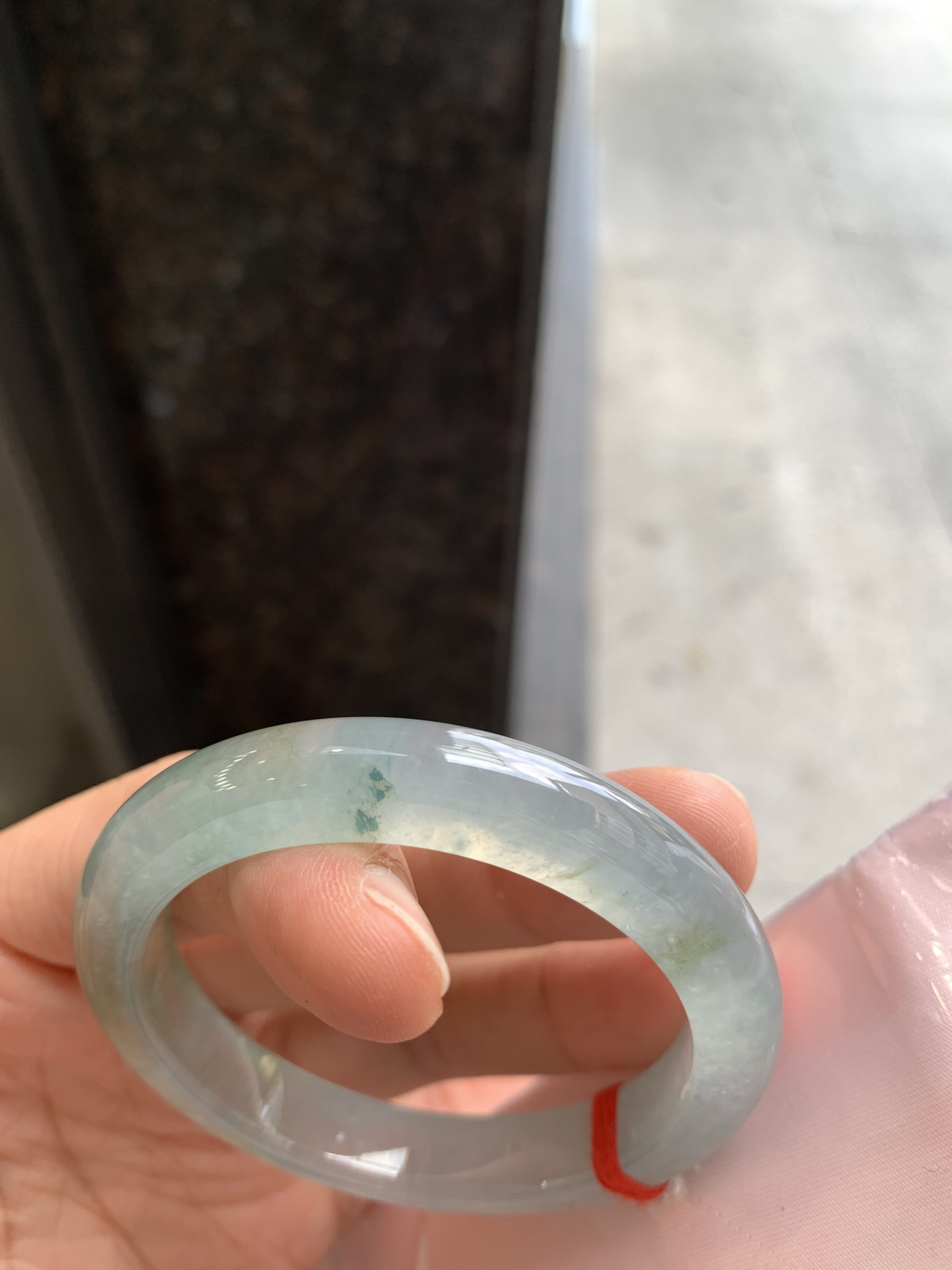 正圈冰黄翡飘花 表皮微瑕疵 尺寸：52.6/9.8/8.2 起荧光