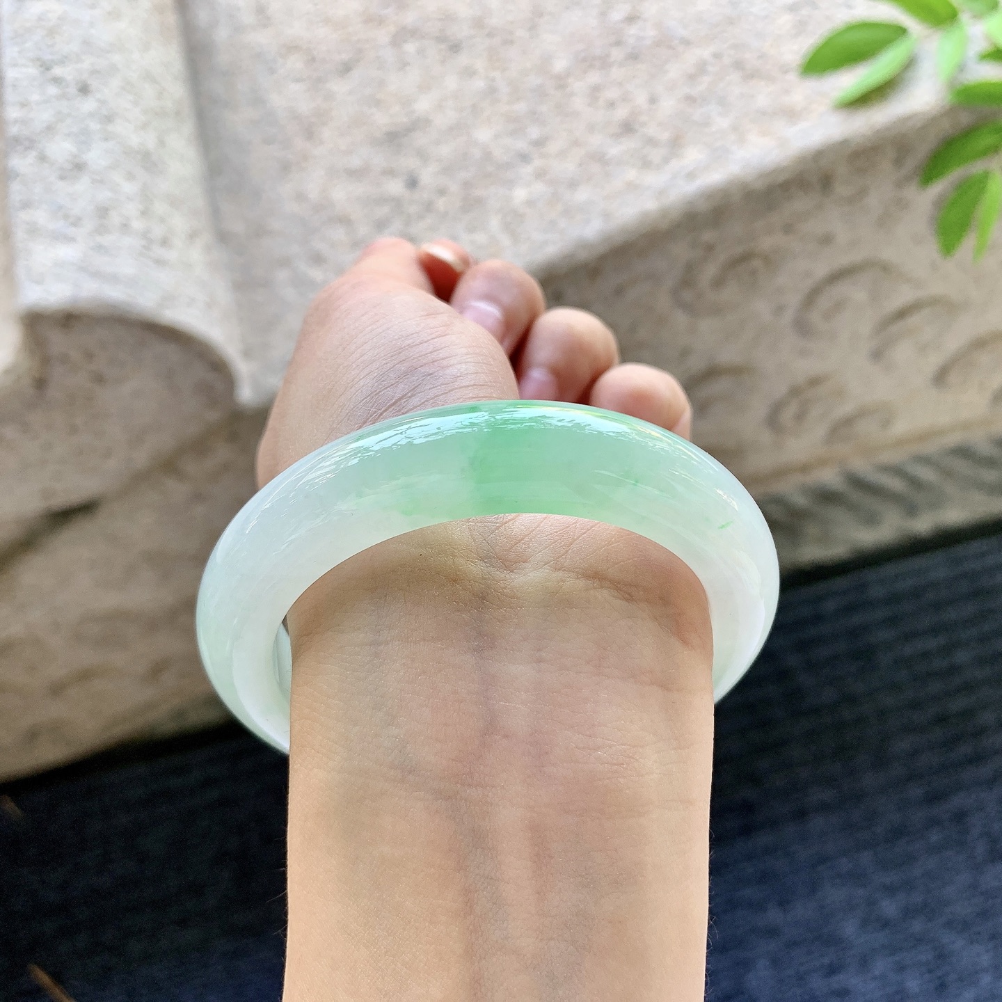 正圈55 56，圈口56.3/12.3/9.7，编码GL080938，糯冰飘绿，水润，种老，细腻，打灯有棉线