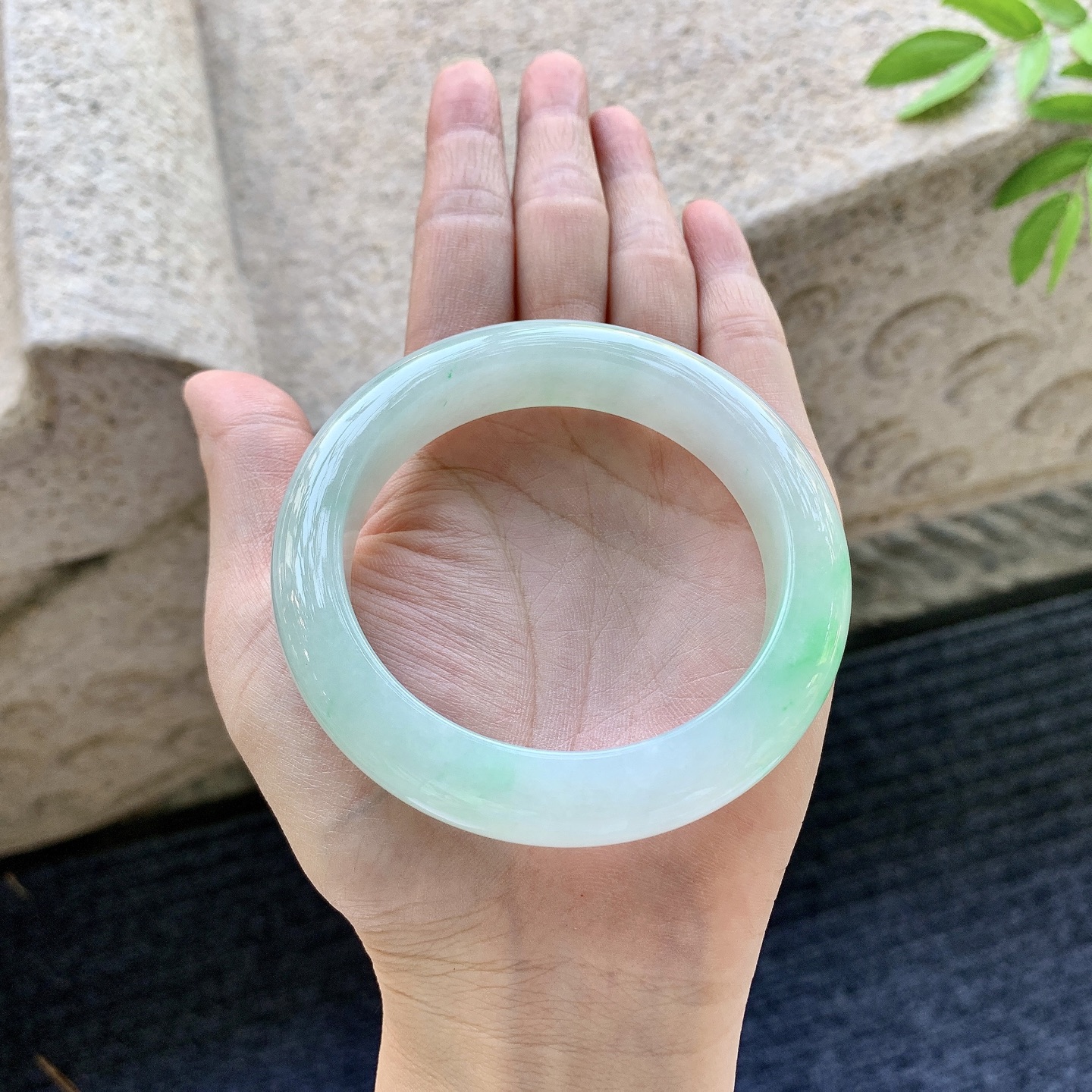 正圈55 56，圈口56.3/12.3/9.7，编码GL080938，糯冰飘绿，水润，种老，细腻，打灯有棉线