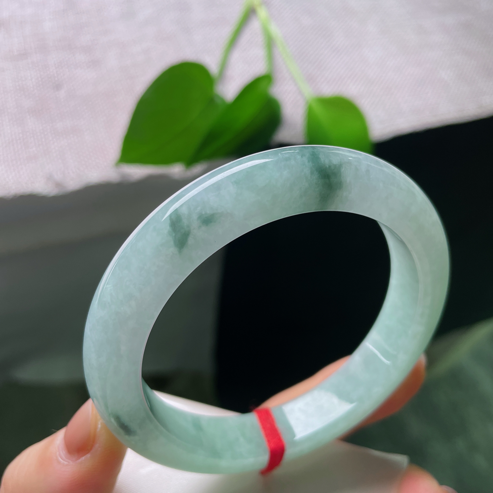 57.8/11.9/9.5，飘花正圈，皮纹，浓郁的墨绿飘花随性地萦绕镯壁，花色错落有致，好似远山云雾，清冷疏离，氛围感十足。ss56746a