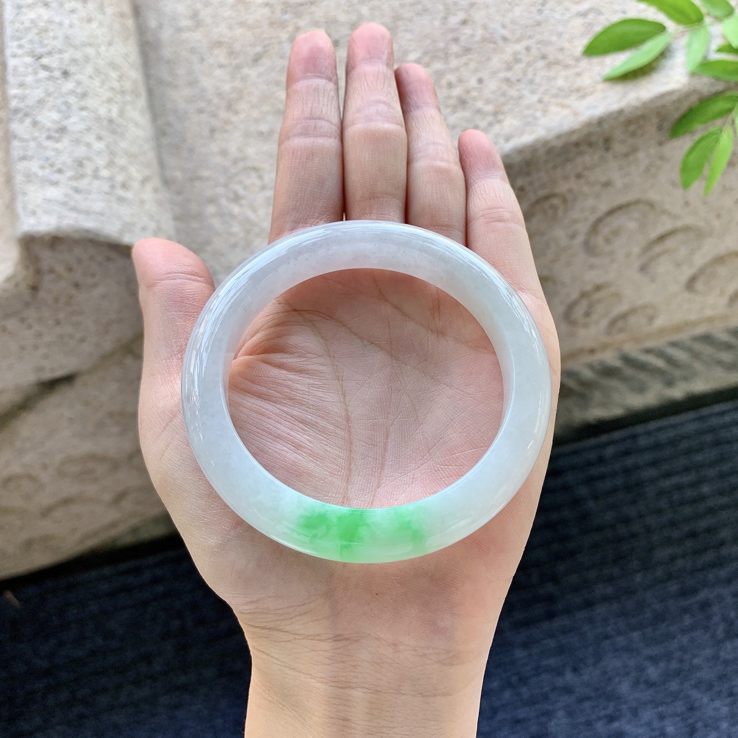正圈55 56，圈口56.6/10.2/8.6，编码AD080910，描述细糯飘绿，水润，种老，细腻