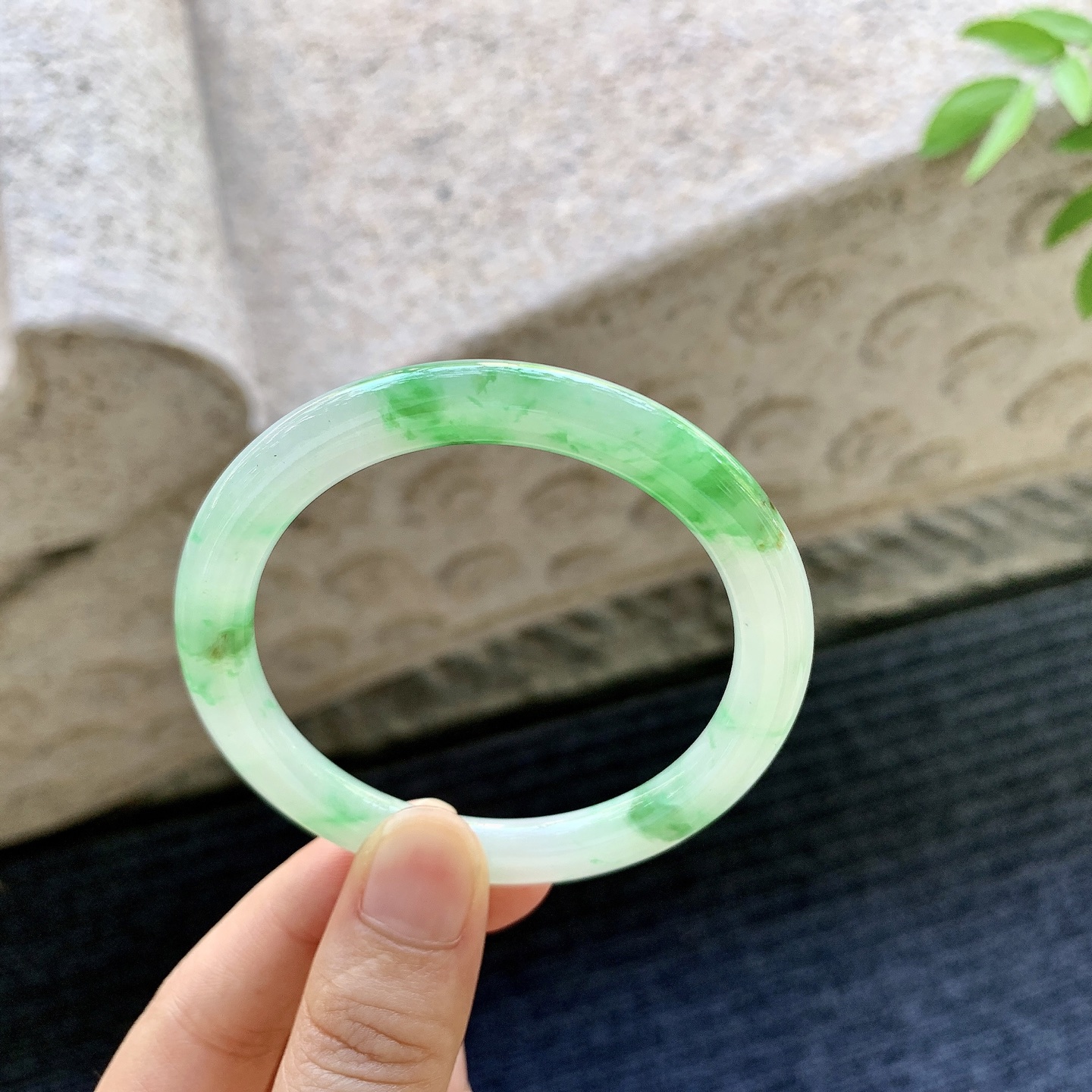 圆条51 52，圈口52.7/6.6/8，编码C5080925，糯冰飘阳绿，水润，种老，细腻，有纹线