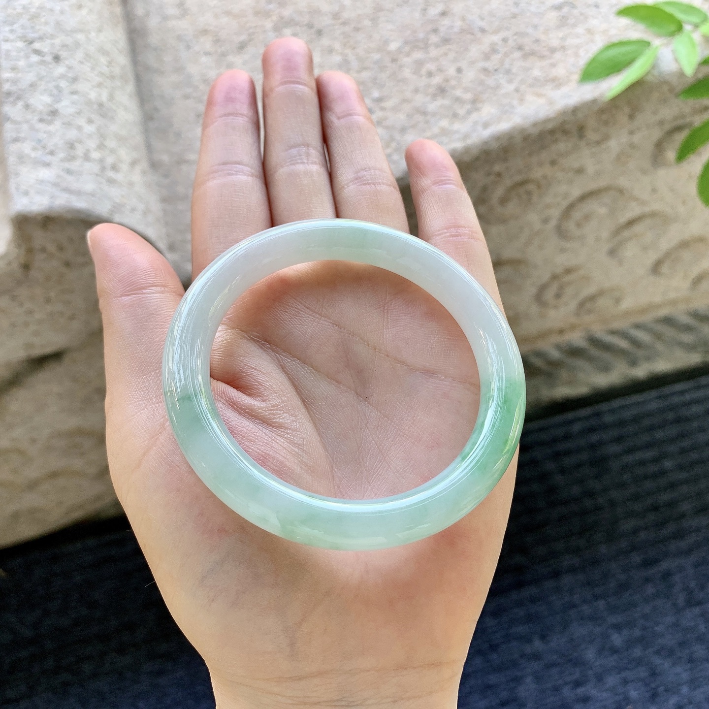 圆条52 53，圈口53.8/8.5/8.6，编码AD080902，细糯飘绿，水润，种老，细腻，无裂。